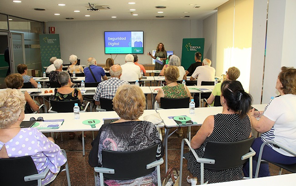Eurocaja Rural, a través de su Fundación, imparte el taller `Seguridad Digital´ para mayores de 60 años
